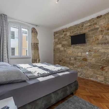 Penthouse Lorena Πανσιόν *